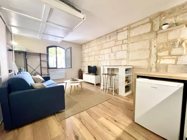 AIGUES-MORTES INTRA-MUROS - STUDIO 23 m² ENTIÈREMENT RÉNOVÉ - VUE EXCEPTIONNELLE SUR LA PLACE SAINT-