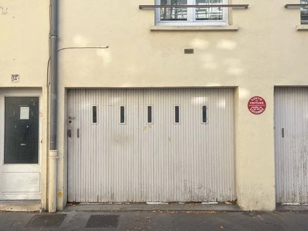 Grand garage 2 places / entrepôt 35 m2 RDC- Versailles centre