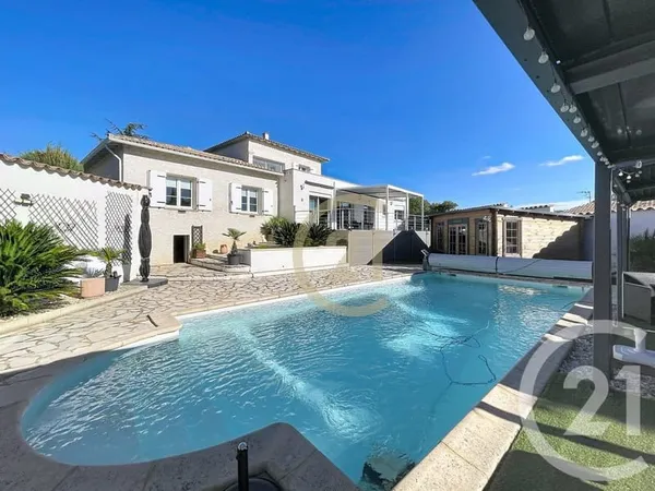 Maison 7 pièces 242 m²