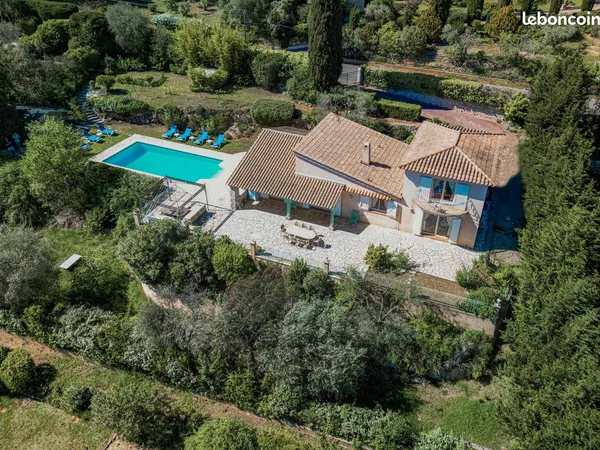Villa au calme avec piscine et vue dans domaine privé