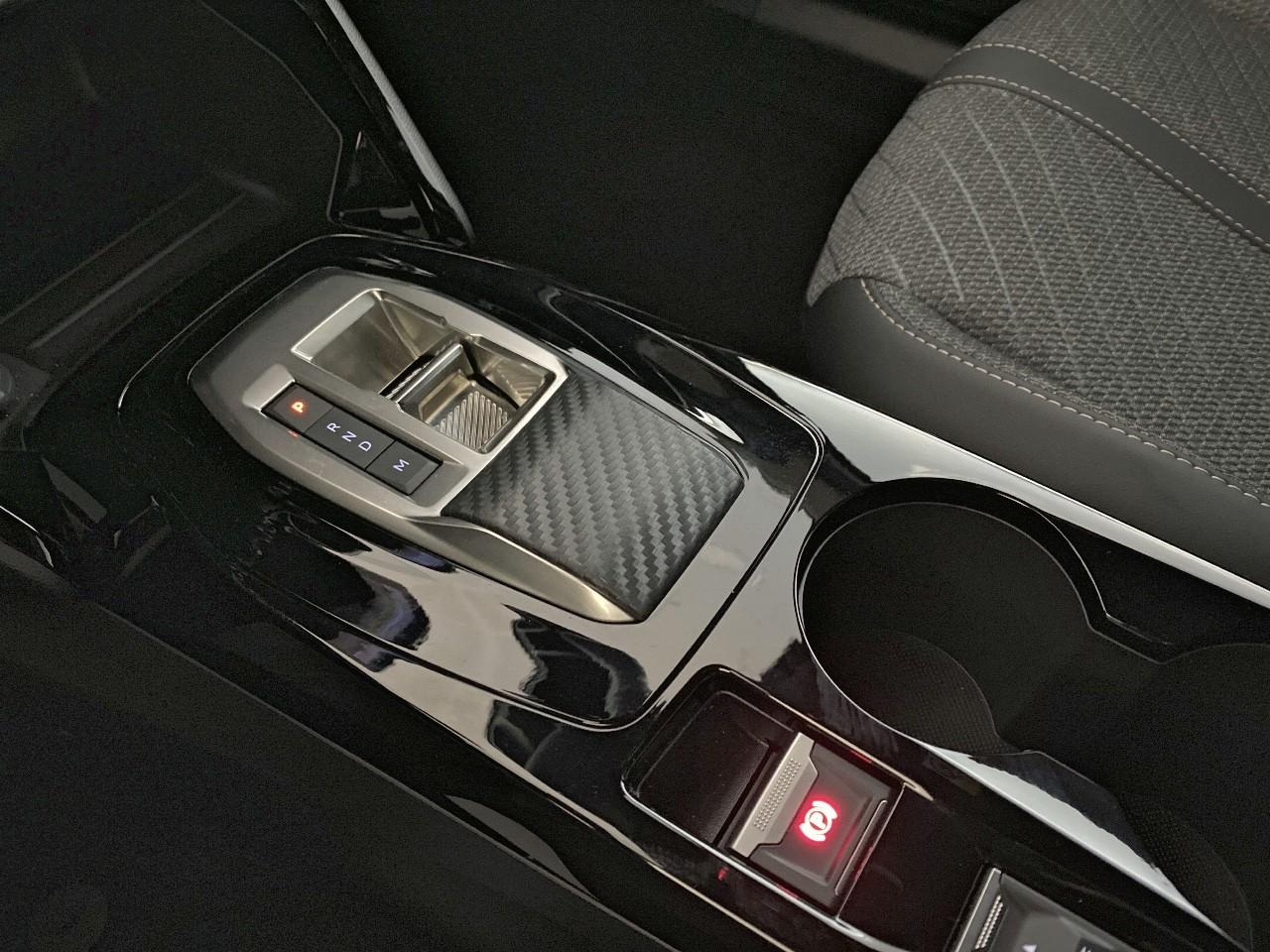 Peugeot 2008 hybrid 145 ch e-dcs6 allure — photo 18