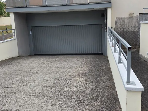 Grand Garage à Louer