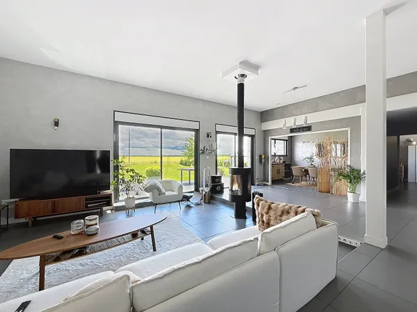 Maison contemporaine de plain pied située à ROZIERES EN BEAUCE