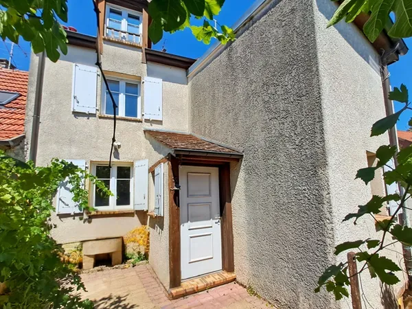 Maison de Ville 3 pièces, 2 chambres, cour privative, hyper centre d'ETRECHY