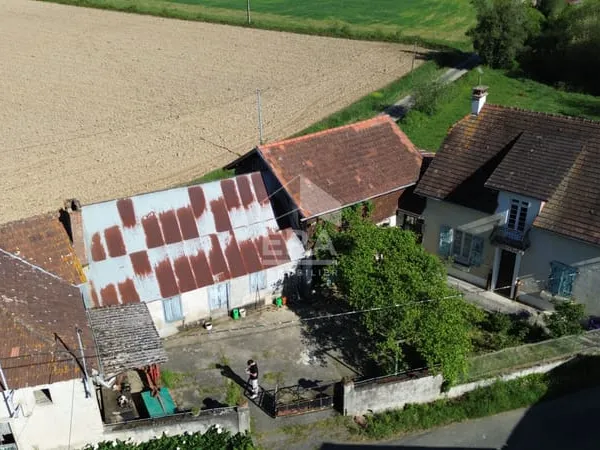 Grande maison avec dépendances à rénover