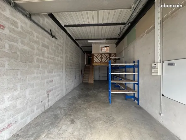 Local industriel 100 m²