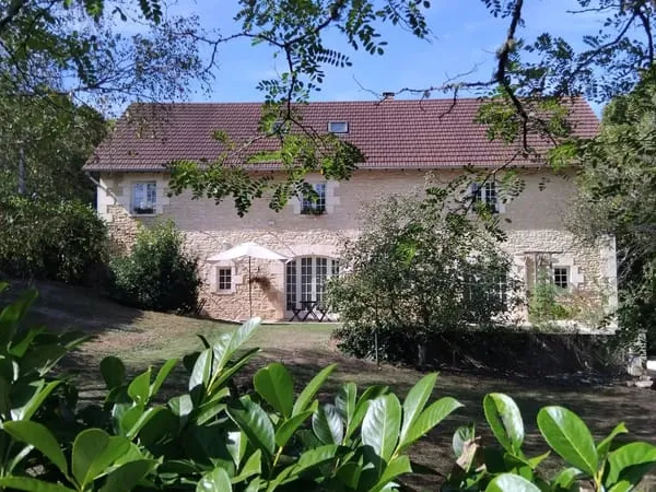 Belle propriété de campagne restaurée avec vues panoramiques et 2,4 hectares