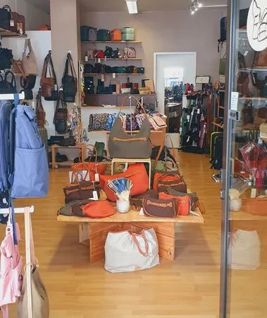 Belle maroquinerie indépendante aucoeur d'une cité touristique du Lot