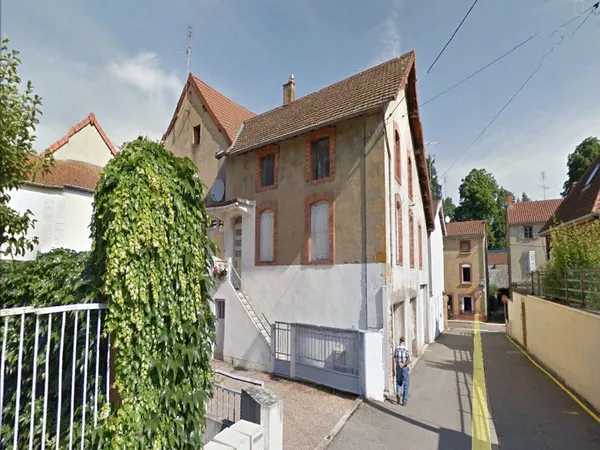 Appartement de type 3 1er étage:Proche commerces.