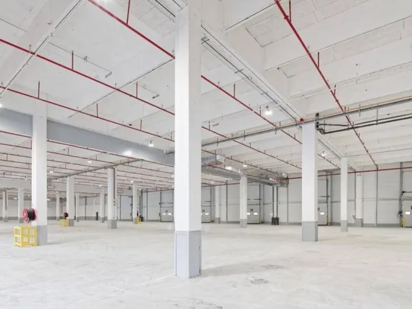 Entrepôt 8228 m²