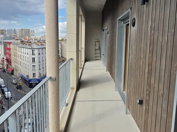 T4 TRAVERSANT EN ETAGE TERRASSE ET PARKING