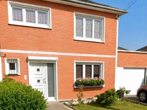 Maison de lotissement jumelée d' une superficie de 100² sur une parcelle de 305m² exposition jardin 
