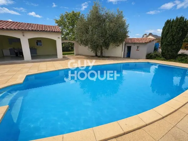 Maison 7 pièces 242 m²