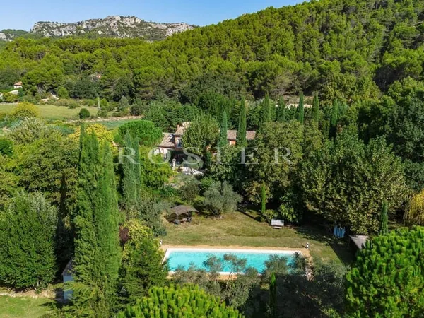 Vaste maison de 380 m² avec piscine et parc au pied du Luberon.