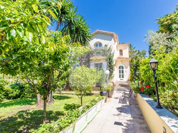 Villa de prestige au Cap d’Antibes – Domaine fermé, plage accessible à pied