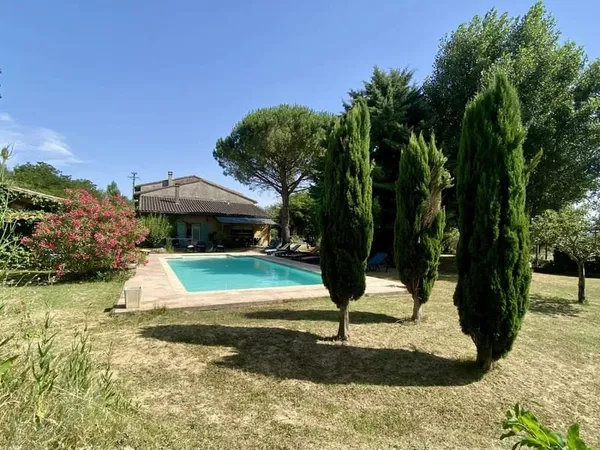 Villefranche, bâtisse de caractère avec chambres d'hôtes, dépendances, jardin et piscine