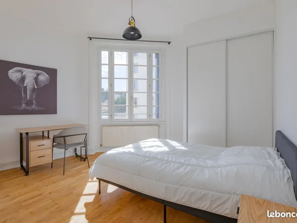 Chambre rénovée et meublée