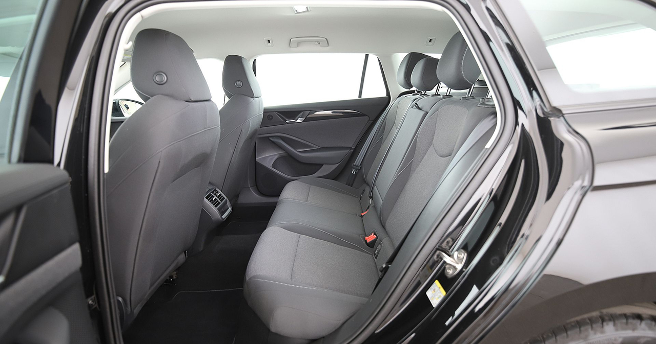 Volkswagen Passat — photo 29