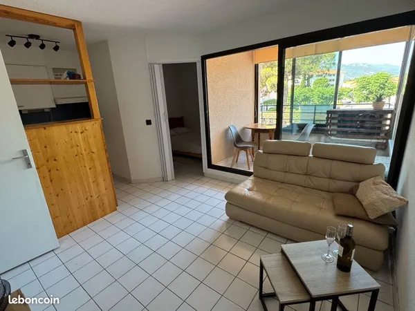 À 200 m de la plage Sud, venez découvrir cet appartement T2 entièrement rénové avec un balcon très a