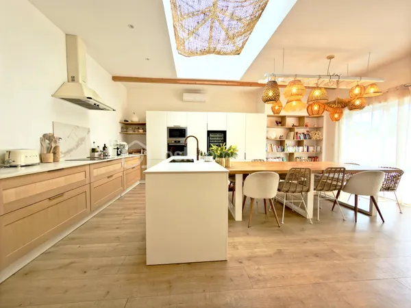 Maison 7 pièces 240 m²