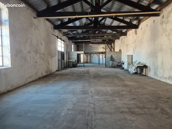 Entrepôt 310 m²