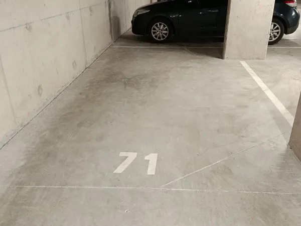 Place de parking fermé à 500 mètres du métro B