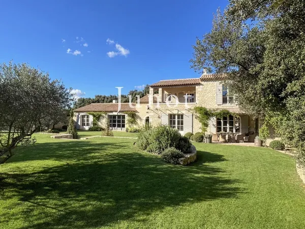 Eygalières - Propriété en pierre rénovée - 300m² habitables - Piscine - Dépendance - Terrain clos pa