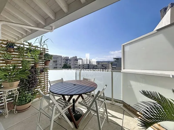 JUAN LES PINS - DERNIER ETAGE AVEC TERRASSE - DUPLEX