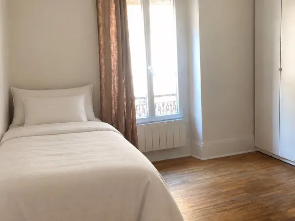 Studio meublé rénové - Paris 11e - Oberkampf / République - 17 m² 860 / mois charges comprises - Dis