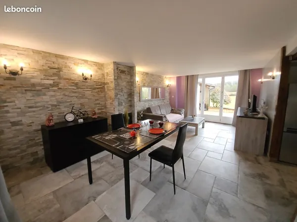 Meublé tout confort dans corps de ferme, avec terrasse privative