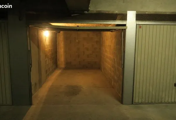 Garage fermé à louer - Lyon 8e
