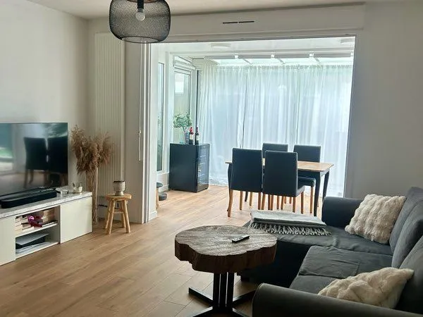 Appartement rénové avec terrasse et garage