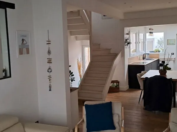 A proximité immédiate de la plage, belle maison de villle