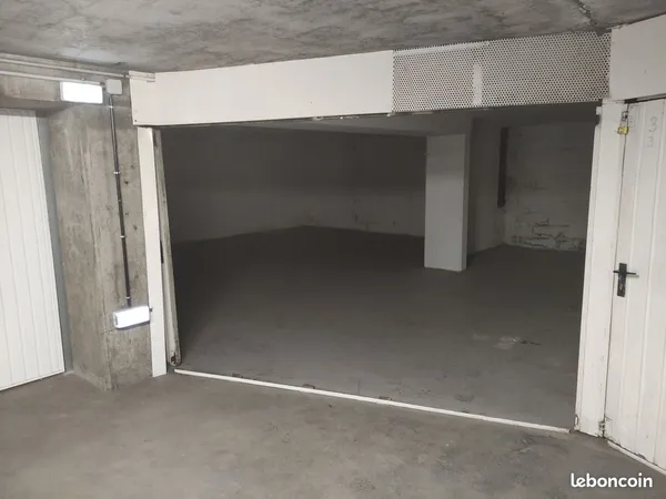 Grand garage fermé 4/5 places