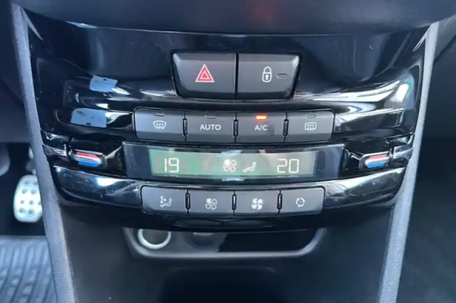 Peugeot 2008 puretech 130ch s&amp;s bvm6 — photo 19