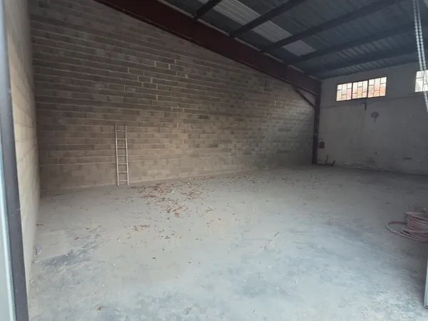 Local d’activité et entrepôt Location Courthézon  112m² 2150€
