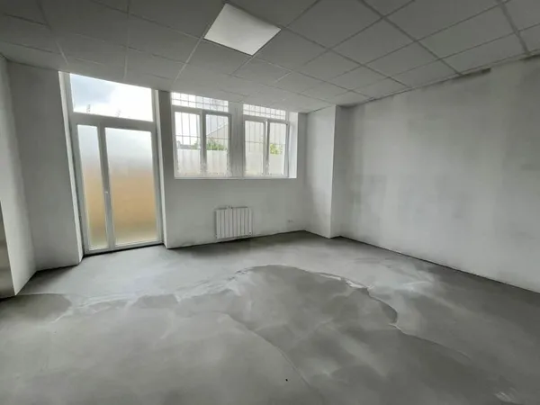 A VENDRE - BUREAU A AMENAGER - CENTRE VILLE - PARKINGS