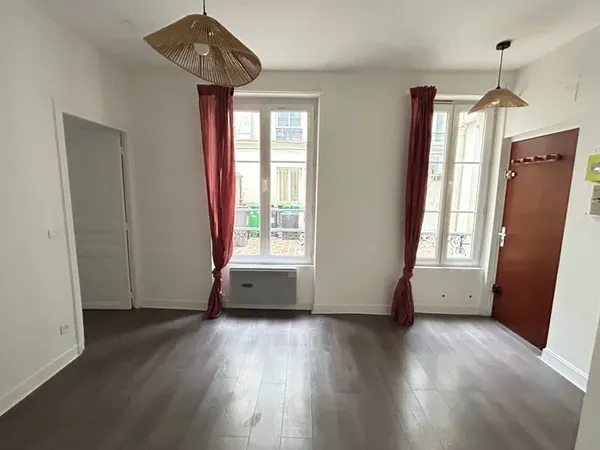 2 pièces repeint au rez de chaussée sur cour