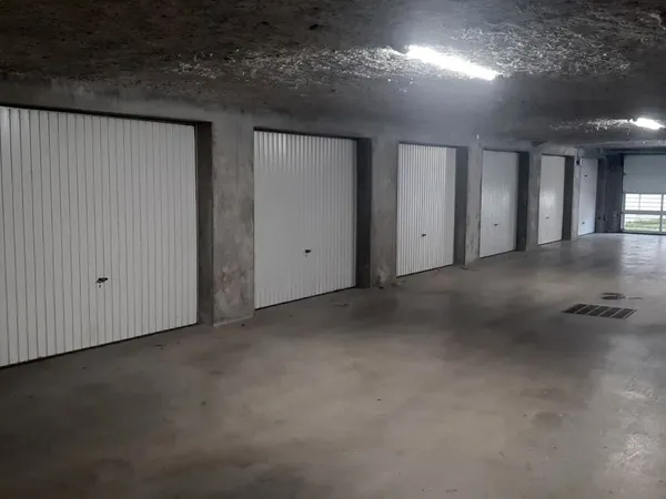 Loue Garage en sous sol. Oullins place Anatole France. Proximité immédiate métro