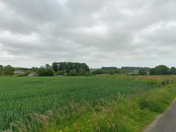 Terrain 614 m²