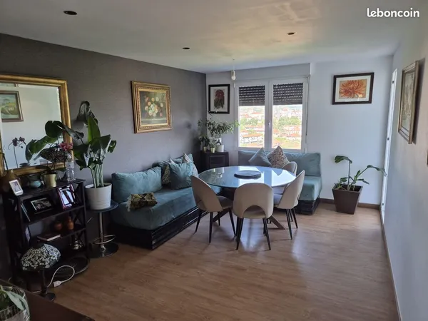 Appartement T4 de 69 m² avec vue dégagée sur la baie, la plage d'Hendaye et Hondarribiee