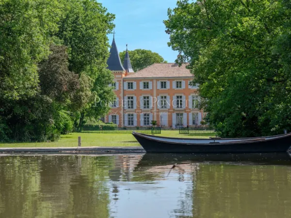 Château avec beau Parc, dépendances, au Pays de Molière