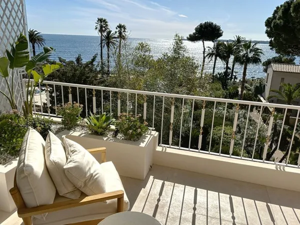 A VENDRE - CANNES SECTEUR PALM BEACH - VUE MER - 4 PIECES -