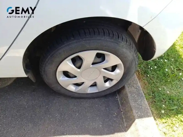 Dacia Sandero sce 75 — photo 11