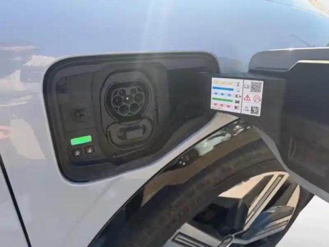 Renault Megane e-tech electric ev60 220ch iconic super charge -c — photo 10