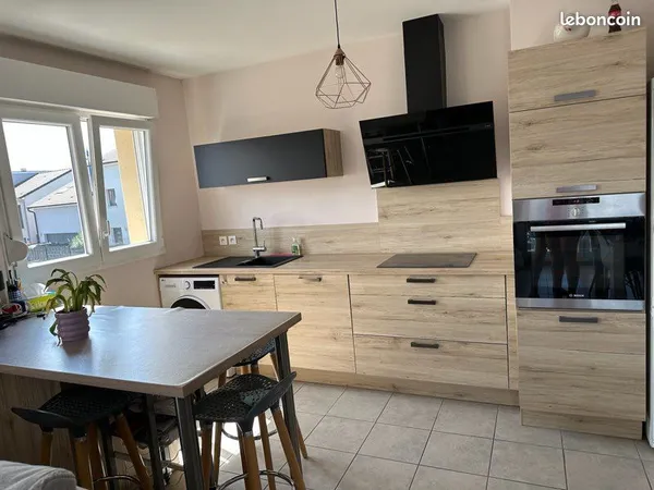F3 de 61 m² avec balcon, cuisine équipée et 2 places de parkings