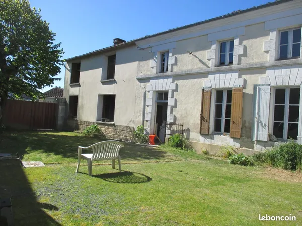 Un ancien corps de ferme de 230m2 comprenant une maison d'habitation de 11 pièces, 5 ou 6 chambres, 