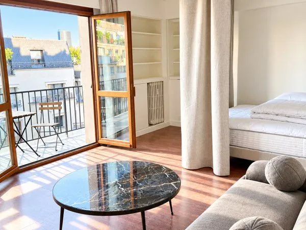 Grand studio rénové avec vue dégagée - meublé - balcon - 36m2