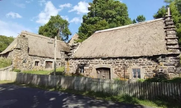 Rare, 2 chaumières dans hameau touristique de Haute Loire