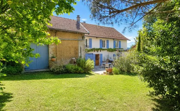 Bâtisse de 140 m2 habitables sur parce de 3375 m2, avec garage, grange et caves.
